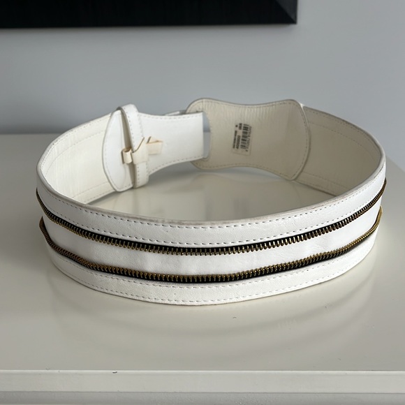 A gorgeous white belt for gorgeous ladies 🐬 - Picture 3 of 9